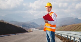 Ingeniero que supervisa la carretera.
